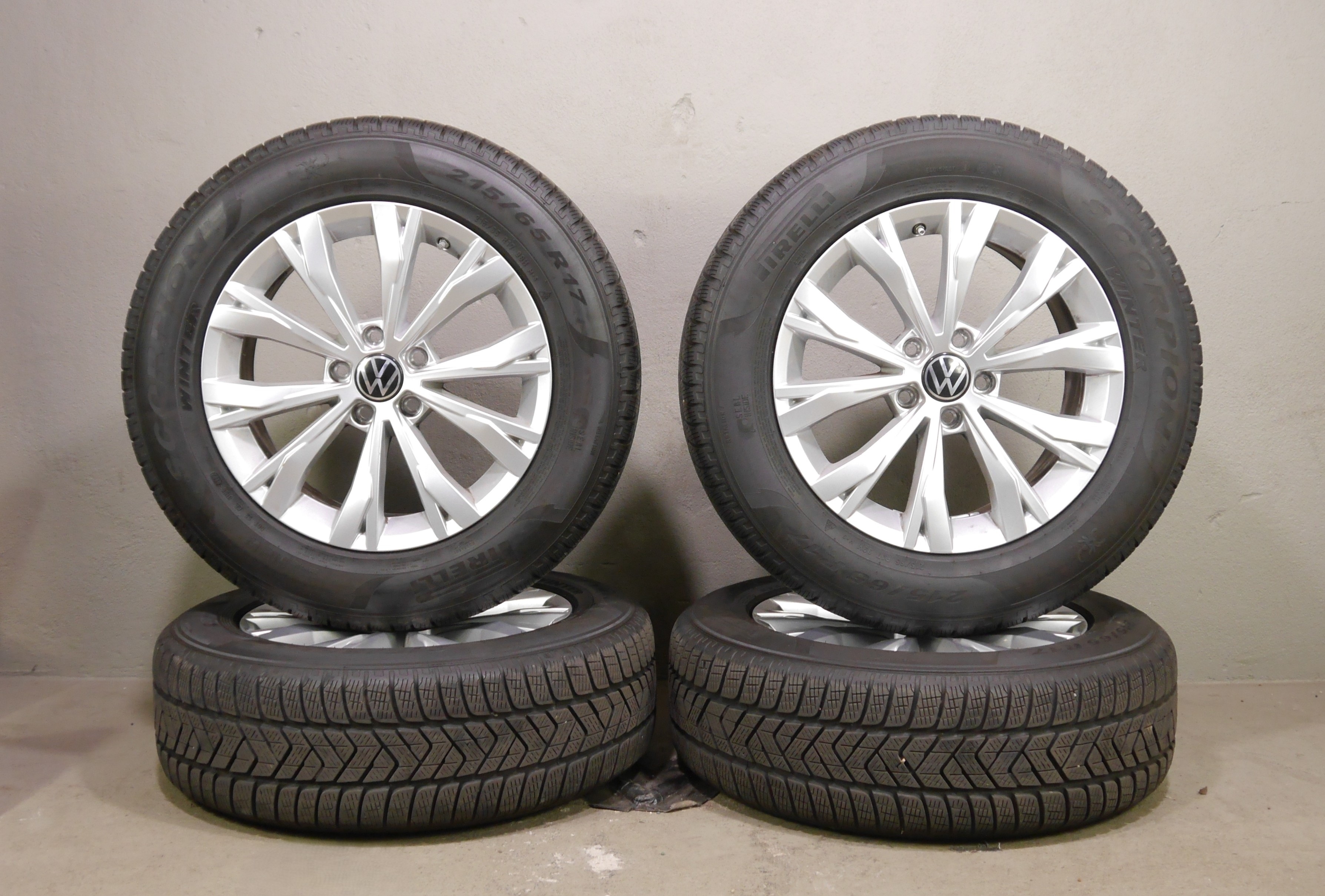 VW Tiguan Aluradsatz – Winter 215/65 R17 99H – 5NA601025 mit RDKS