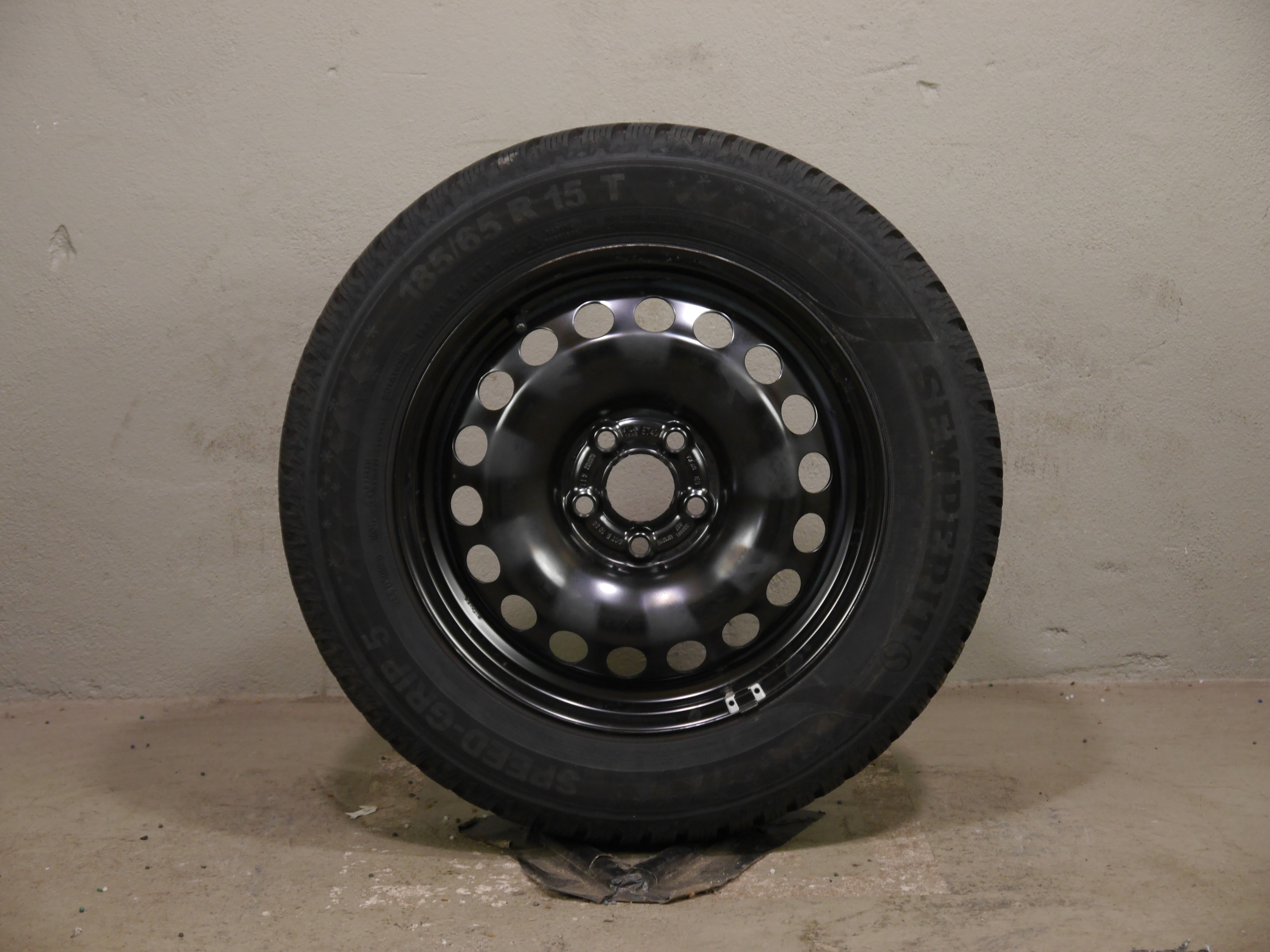 ŠKODA Fabia (PJ) / VW Polo (2G/AW)/ Seat Arona/ Seat Ibiza (6F) Stahlradsatz – Winter 185/65 R15 88T – 2Q0601027